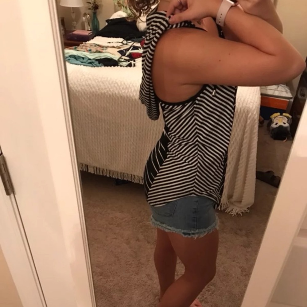 Workout top - Picture 2 of 3